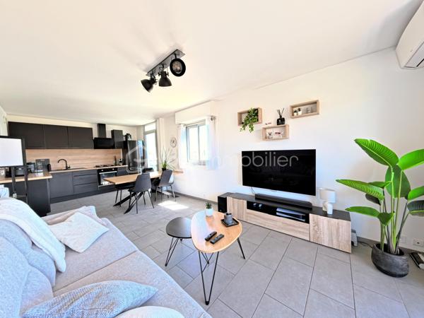 !!! SOUS OFFRE !!!

✨🏡 À Vendre – T3 Lumineux au Calme avec Vue Mer – Terrasse d’Antibes🌊☀️

📍 Situé dans un environnement recherché les Terrasse d’Antibes, découvrez ce bel appartement T3 lumineux, bénéficiant d’une agréable exposition Sud / Sud-Ouest et d’un cadre de vie paisible 🌴

✨ Les atouts du bien✨
🔹 Appartement parfaitement agencé et baigné de lumière
🔹 Belle pièce de vie ensoleillée, idéale pour recevoir ☀️
🔹 Cuisine ouverte entièrement équipée 🍽️
🔹 Deux chambres confortables 🛏️🛏️
🔹 Salle d’eau moderne 🚿
🔹 WC séparés
🔹 Climatisation réversible ❄️☀️
🔹 Double vitrage pour un confort optimal
🔹 Agréable loggia avec vue mer 🌊
🔹 Dressing spacieux 👗
🔹 Cave privative 📦
🔹 Garage inclus 🚗
🔹Ascenseur 

🛍️ Proximité immédiate des commerces, transports et commodités 🚍🛒

🌴 Profitez d’un cadre de vie privilégié entre calme, luminosité et vue mer, idéal pour une résidence principale ou un pied-à-terre sur la Côte d’Azur ☀️

🔑 À visiter sans tarder ! 📞
