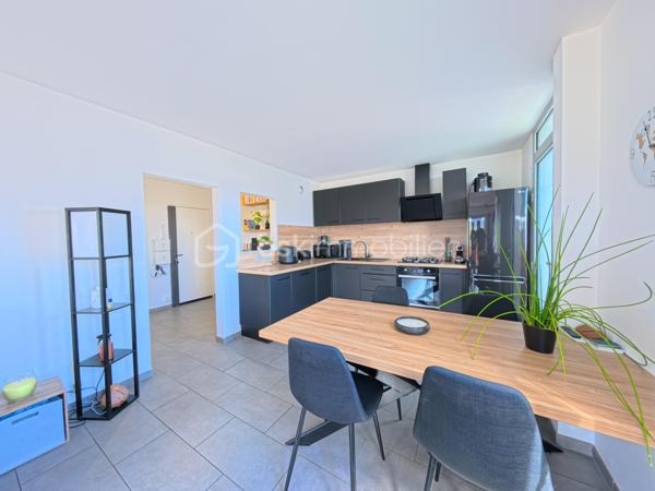!!! SOUS OFFRE !!!

✨🏡 À Vendre – T3 Lumineux au Calme avec Vue Mer – Terrasse d’Antibes🌊☀️

📍 Situé dans un environnement recherché les Terrasse d’Antibes, découvrez ce bel appartement T3 lumineux, bénéficiant d’une agréable exposition Sud / Sud-Ouest et d’un cadre de vie paisible 🌴

✨ Les atouts du bien✨
🔹 Appartement parfaitement agencé et baigné de lumière
🔹 Belle pièce de vie ensoleillée, idéale pour recevoir ☀️
🔹 Cuisine ouverte entièrement équipée 🍽️
🔹 Deux chambres confortables 🛏️🛏️
🔹 Salle d’eau moderne 🚿
🔹 WC séparés
🔹 Climatisation réversible ❄️☀️
🔹 Double vitrage pour un confort optimal
🔹 Agréable loggia avec vue mer 🌊
🔹 Dressing spacieux 👗
🔹 Cave privative 📦
🔹 Garage inclus 🚗
🔹Ascenseur 

🛍️ Proximité immédiate des commerces, transports et commodités 🚍🛒

🌴 Profitez d’un cadre de vie privilégié entre calme, luminosité et vue mer, idéal pour une résidence principale ou un pied-à-terre sur la Côte d’Azur ☀️

🔑 À visiter sans tarder ! 📞