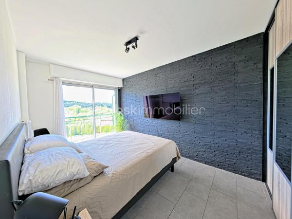 !!! SOUS OFFRE !!!

✨🏡 À Vendre – T3 Lumineux au Calme avec Vue Mer – Terrasse d’Antibes🌊☀️

📍 Situé dans un environnement recherché les Terrasse d’Antibes, découvrez ce bel appartement T3 lumineux, bénéficiant d’une agréable exposition Sud / Sud-Ouest et d’un cadre de vie paisible 🌴

✨ Les atouts du bien✨
🔹 Appartement parfaitement agencé et baigné de lumière
🔹 Belle pièce de vie ensoleillée, idéale pour recevoir ☀️
🔹 Cuisine ouverte entièrement équipée 🍽️
🔹 Deux chambres confortables 🛏️🛏️
🔹 Salle d’eau moderne 🚿
🔹 WC séparés
🔹 Climatisation réversible ❄️☀️
🔹 Double vitrage pour un confort optimal
🔹 Agréable loggia avec vue mer 🌊
🔹 Dressing spacieux 👗
🔹 Cave privative 📦
🔹 Garage inclus 🚗
🔹Ascenseur 

🛍️ Proximité immédiate des commerces, transports et commodités 🚍🛒

🌴 Profitez d’un cadre de vie privilégié entre calme, luminosité et vue mer, idéal pour une résidence principale ou un pied-à-terre sur la Côte d’Azur ☀️

🔑 À visiter sans tarder ! 📞