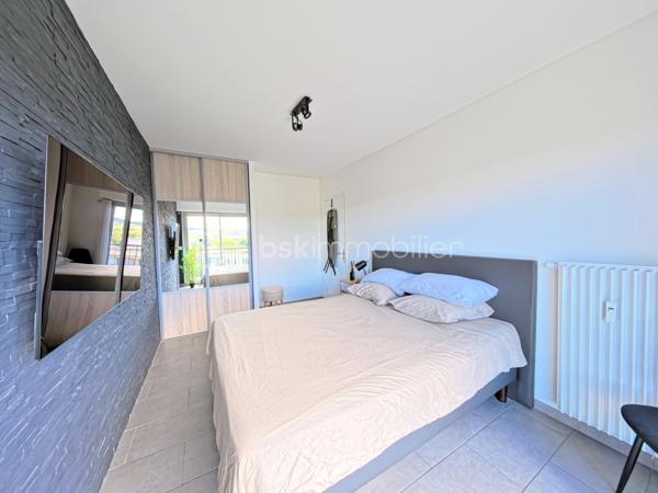!!! SOUS OFFRE !!!

✨🏡 À Vendre – T3 Lumineux au Calme avec Vue Mer – Terrasse d’Antibes🌊☀️

📍 Situé dans un environnement recherché les Terrasse d’Antibes, découvrez ce bel appartement T3 lumineux, bénéficiant d’une agréable exposition Sud / Sud-Ouest et d’un cadre de vie paisible 🌴

✨ Les atouts du bien✨
🔹 Appartement parfaitement agencé et baigné de lumière
🔹 Belle pièce de vie ensoleillée, idéale pour recevoir ☀️
🔹 Cuisine ouverte entièrement équipée 🍽️
🔹 Deux chambres confortables 🛏️🛏️
🔹 Salle d’eau moderne 🚿
🔹 WC séparés
🔹 Climatisation réversible ❄️☀️
🔹 Double vitrage pour un confort optimal
🔹 Agréable loggia avec vue mer 🌊
🔹 Dressing spacieux 👗
🔹 Cave privative 📦
🔹 Garage inclus 🚗
🔹Ascenseur 

🛍️ Proximité immédiate des commerces, transports et commodités 🚍🛒

🌴 Profitez d’un cadre de vie privilégié entre calme, luminosité et vue mer, idéal pour une résidence principale ou un pied-à-terre sur la Côte d’Azur ☀️

🔑 À visiter sans tarder ! 📞