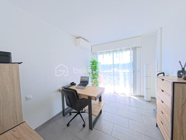 !!! SOUS OFFRE !!!

✨🏡 À Vendre – T3 Lumineux au Calme avec Vue Mer – Terrasse d’Antibes🌊☀️

📍 Situé dans un environnement recherché les Terrasse d’Antibes, découvrez ce bel appartement T3 lumineux, bénéficiant d’une agréable exposition Sud / Sud-Ouest et d’un cadre de vie paisible 🌴

✨ Les atouts du bien✨
🔹 Appartement parfaitement agencé et baigné de lumière
🔹 Belle pièce de vie ensoleillée, idéale pour recevoir ☀️
🔹 Cuisine ouverte entièrement équipée 🍽️
🔹 Deux chambres confortables 🛏️🛏️
🔹 Salle d’eau moderne 🚿
🔹 WC séparés
🔹 Climatisation réversible ❄️☀️
🔹 Double vitrage pour un confort optimal
🔹 Agréable loggia avec vue mer 🌊
🔹 Dressing spacieux 👗
🔹 Cave privative 📦
🔹 Garage inclus 🚗
🔹Ascenseur 

🛍️ Proximité immédiate des commerces, transports et commodités 🚍🛒

🌴 Profitez d’un cadre de vie privilégié entre calme, luminosité et vue mer, idéal pour une résidence principale ou un pied-à-terre sur la Côte d’Azur ☀️

🔑 À visiter sans tarder ! 📞