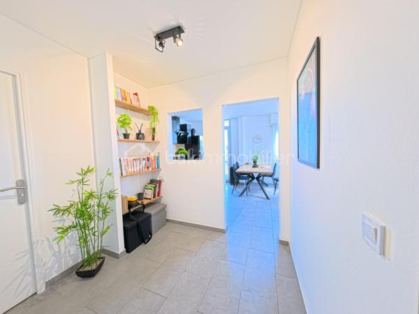!!! SOUS OFFRE !!!

✨🏡 À Vendre – T3 Lumineux au Calme avec Vue Mer – Terrasse d’Antibes🌊☀️

📍 Situé dans un environnement recherché les Terrasse d’Antibes, découvrez ce bel appartement T3 lumineux, bénéficiant d’une agréable exposition Sud / Sud-Ouest et d’un cadre de vie paisible 🌴

✨ Les atouts du bien✨
🔹 Appartement parfaitement agencé et baigné de lumière
🔹 Belle pièce de vie ensoleillée, idéale pour recevoir ☀️
🔹 Cuisine ouverte entièrement équipée 🍽️
🔹 Deux chambres confortables 🛏️🛏️
🔹 Salle d’eau moderne 🚿
🔹 WC séparés
🔹 Climatisation réversible ❄️☀️
🔹 Double vitrage pour un confort optimal
🔹 Agréable loggia avec vue mer 🌊
🔹 Dressing spacieux 👗
🔹 Cave privative 📦
🔹 Garage inclus 🚗
🔹Ascenseur 

🛍️ Proximité immédiate des commerces, transports et commodités 🚍🛒

🌴 Profitez d’un cadre de vie privilégié entre calme, luminosité et vue mer, idéal pour une résidence principale ou un pied-à-terre sur la Côte d’Azur ☀️

🔑 À visiter sans tarder ! 📞