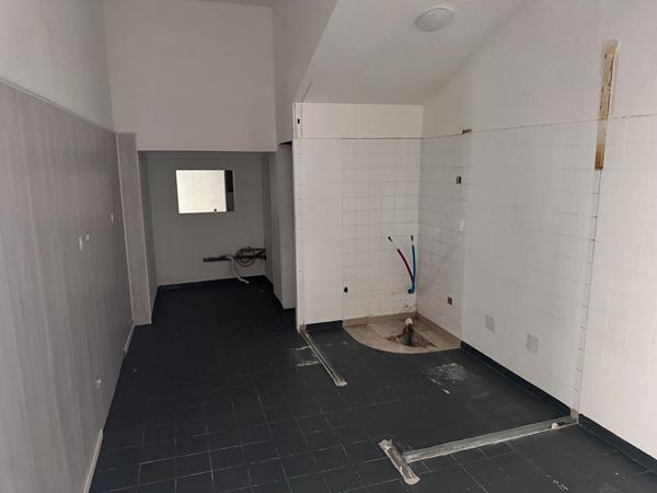 Local commercial 124 m² en emplacement stratégique, vitrine sur avenue