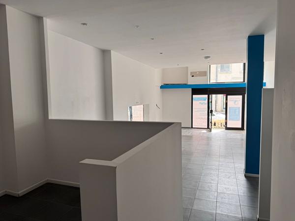 Local commercial 124 m² en emplacement stratégique, vitrine sur avenue