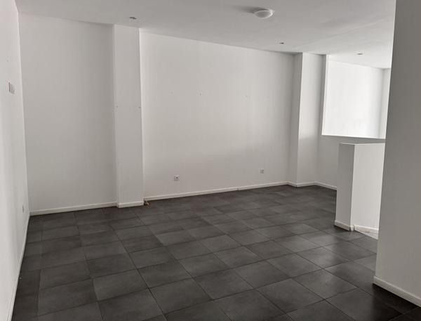 Local commercial 124 m² en emplacement stratégique, vitrine sur avenue
