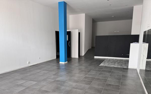 Local commercial 124 m² en emplacement stratégique, vitrine sur avenue