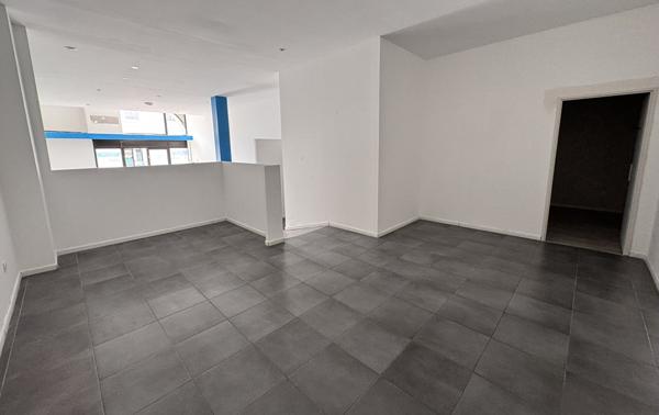 Local commercial 124 m² en emplacement stratégique, vitrine sur avenue