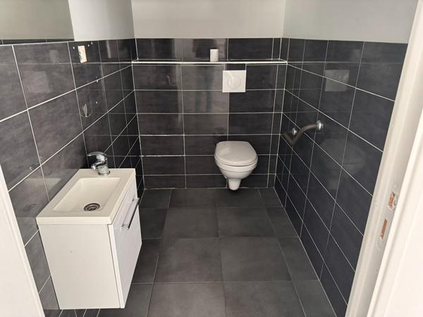 Local commercial 124 m² en emplacement stratégique, vitrine sur avenue