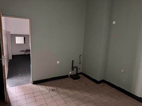 Local commercial 124 m² en emplacement stratégique, vitrine sur avenue