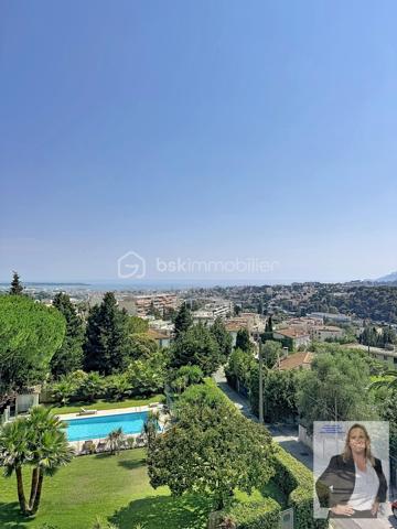 Dans une résidence de standing, parfaitement entretenue et nichée dans un environnement privilégié, découvrez ce superbe appartement de 83,42m² (loi carrez) offrant un cadre de vie exceptionnel.

L'appartement se compose d'un vaste salon-séjour baigné de lumière, ouvert sur une grande terrasse de 60m2 permettant de profiter pleinement d'une magnifique vue sur la mer. La cuisine indépendante est fonctionnelle et complétée par une buanderie très pratique.
L'espace nuit comprend deux belles chambres, une salle de bain ainsi qu'une salle d'eau, offrant un confort optimal au quotidien.

Ce bien est complété par une cave de 10m2 et un box fermé de 14,71m2 véritables atouts pour le rangement et le stationnement.
La résidence séduit par ses prestations de qualité, ses espaces verts soigneusement entretenus et sa grande piscine, véritable invitation à la détente.
Un appartement rare, alliant confort, élégance et qualité de vie, idéal pour une résidence principale comme pour un pied-à-terre de prestige.

Les points forts :
83,42m² habitables
2 chambres
Salle de bain et salle d'eau
Grand salon-séjour lumineux
Belle terrasse d'angle de 60m2 avec vue mer et esterel
Cuisine et buanderie
Cave
Box fermé
Résidence de standing
Grande piscine
Environnement calme et recherché
__________________________________________________________________________

Set within a prestigious and impeccably maintained residence in a highly sought-after location, this superb 83 sqm apartment offers an exceptional living environment.
The property features a spacious and light-filled living and dining room opening onto a large corner terrace, where you can fully enjoy breathtaking views of the Mediterranean Sea and the Esterel hills. The separate kitchen is functional and complemented by a convenient utility/laundry room.
The sleeping area comprises two beautiful bedrooms, a bathroom, and a shower room, ensuring optimal comfort for everyday living.

The apartment also benefits from a private cellar and a closed garage, providing valuable storage space and secure parking.
The residence stands out for its high-quality amenities, beautifully landscaped grounds, and a large swimming pool, creating a true haven of relaxation.

A rare opportunity combining comfort, elegance, and quality of life, ideal as a primary residence or a prestigious holiday home on the French Riviera.