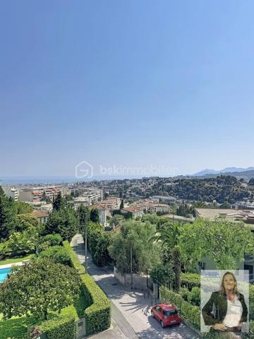 Dans une résidence de standing, parfaitement entretenue et nichée dans un environnement privilégié, découvrez ce superbe appartement de 83,42m² (loi carrez) offrant un cadre de vie exceptionnel.

L'appartement se compose d'un vaste salon-séjour baigné de lumière, ouvert sur une grande terrasse de 60m2 permettant de profiter pleinement d'une magnifique vue sur la mer. La cuisine indépendante est fonctionnelle et complétée par une buanderie très pratique.
L'espace nuit comprend deux belles chambres, une salle de bain ainsi qu'une salle d'eau, offrant un confort optimal au quotidien.

Ce bien est complété par une cave de 10m2 et un box fermé de 14,71m2 véritables atouts pour le rangement et le stationnement.
La résidence séduit par ses prestations de qualité, ses espaces verts soigneusement entretenus et sa grande piscine, véritable invitation à la détente.
Un appartement rare, alliant confort, élégance et qualité de vie, idéal pour une résidence principale comme pour un pied-à-terre de prestige.

Les points forts :
83,42m² habitables
2 chambres
Salle de bain et salle d'eau
Grand salon-séjour lumineux
Belle terrasse d'angle de 60m2 avec vue mer et esterel
Cuisine et buanderie
Cave
Box fermé
Résidence de standing
Grande piscine
Environnement calme et recherché
__________________________________________________________________________

Set within a prestigious and impeccably maintained residence in a highly sought-after location, this superb 83 sqm apartment offers an exceptional living environment.
The property features a spacious and light-filled living and dining room opening onto a large corner terrace, where you can fully enjoy breathtaking views of the Mediterranean Sea and the Esterel hills. The separate kitchen is functional and complemented by a convenient utility/laundry room.
The sleeping area comprises two beautiful bedrooms, a bathroom, and a shower room, ensuring optimal comfort for everyday living.

The apartment also benefits from a private cellar and a closed garage, providing valuable storage space and secure parking.
The residence stands out for its high-quality amenities, beautifully landscaped grounds, and a large swimming pool, creating a true haven of relaxation.

A rare opportunity combining comfort, elegance, and quality of life, ideal as a primary residence or a prestigious holiday home on the French Riviera.