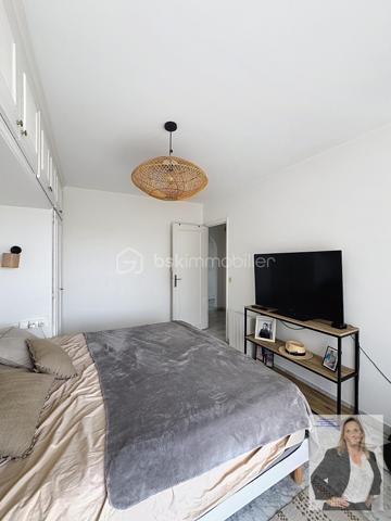 Dans une résidence de standing, parfaitement entretenue et nichée dans un environnement privilégié, découvrez ce superbe appartement de 83,42m² (loi carrez) offrant un cadre de vie exceptionnel.

L'appartement se compose d'un vaste salon-séjour baigné de lumière, ouvert sur une grande terrasse de 60m2 permettant de profiter pleinement d'une magnifique vue sur la mer. La cuisine indépendante est fonctionnelle et complétée par une buanderie très pratique.
L'espace nuit comprend deux belles chambres, une salle de bain ainsi qu'une salle d'eau, offrant un confort optimal au quotidien.

Ce bien est complété par une cave de 10m2 et un box fermé de 14,71m2 véritables atouts pour le rangement et le stationnement.
La résidence séduit par ses prestations de qualité, ses espaces verts soigneusement entretenus et sa grande piscine, véritable invitation à la détente.
Un appartement rare, alliant confort, élégance et qualité de vie, idéal pour une résidence principale comme pour un pied-à-terre de prestige.

Les points forts :
83,42m² habitables
2 chambres
Salle de bain et salle d'eau
Grand salon-séjour lumineux
Belle terrasse d'angle de 60m2 avec vue mer et esterel
Cuisine et buanderie
Cave
Box fermé
Résidence de standing
Grande piscine
Environnement calme et recherché
__________________________________________________________________________

Set within a prestigious and impeccably maintained residence in a highly sought-after location, this superb 83 sqm apartment offers an exceptional living environment.
The property features a spacious and light-filled living and dining room opening onto a large corner terrace, where you can fully enjoy breathtaking views of the Mediterranean Sea and the Esterel hills. The separate kitchen is functional and complemented by a convenient utility/laundry room.
The sleeping area comprises two beautiful bedrooms, a bathroom, and a shower room, ensuring optimal comfort for everyday living.

The apartment also benefits from a private cellar and a closed garage, providing valuable storage space and secure parking.
The residence stands out for its high-quality amenities, beautifully landscaped grounds, and a large swimming pool, creating a true haven of relaxation.

A rare opportunity combining comfort, elegance, and quality of life, ideal as a primary residence or a prestigious holiday home on the French Riviera.