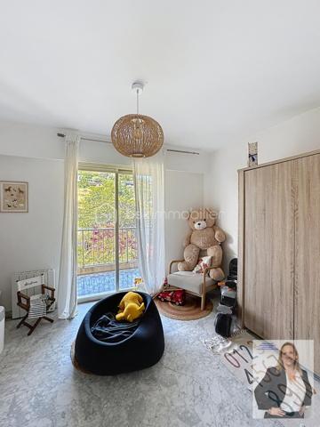 Dans une résidence de standing, parfaitement entretenue et nichée dans un environnement privilégié, découvrez ce superbe appartement de 83,42m² (loi carrez) offrant un cadre de vie exceptionnel.

L'appartement se compose d'un vaste salon-séjour baigné de lumière, ouvert sur une grande terrasse de 60m2 permettant de profiter pleinement d'une magnifique vue sur la mer. La cuisine indépendante est fonctionnelle et complétée par une buanderie très pratique.
L'espace nuit comprend deux belles chambres, une salle de bain ainsi qu'une salle d'eau, offrant un confort optimal au quotidien.

Ce bien est complété par une cave de 10m2 et un box fermé de 14,71m2 véritables atouts pour le rangement et le stationnement.
La résidence séduit par ses prestations de qualité, ses espaces verts soigneusement entretenus et sa grande piscine, véritable invitation à la détente.
Un appartement rare, alliant confort, élégance et qualité de vie, idéal pour une résidence principale comme pour un pied-à-terre de prestige.

Les points forts :
83,42m² habitables
2 chambres
Salle de bain et salle d'eau
Grand salon-séjour lumineux
Belle terrasse d'angle de 60m2 avec vue mer et esterel
Cuisine et buanderie
Cave
Box fermé
Résidence de standing
Grande piscine
Environnement calme et recherché
__________________________________________________________________________

Set within a prestigious and impeccably maintained residence in a highly sought-after location, this superb 83 sqm apartment offers an exceptional living environment.
The property features a spacious and light-filled living and dining room opening onto a large corner terrace, where you can fully enjoy breathtaking views of the Mediterranean Sea and the Esterel hills. The separate kitchen is functional and complemented by a convenient utility/laundry room.
The sleeping area comprises two beautiful bedrooms, a bathroom, and a shower room, ensuring optimal comfort for everyday living.

The apartment also benefits from a private cellar and a closed garage, providing valuable storage space and secure parking.
The residence stands out for its high-quality amenities, beautifully landscaped grounds, and a large swimming pool, creating a true haven of relaxation.

A rare opportunity combining comfort, elegance, and quality of life, ideal as a primary residence or a prestigious holiday home on the French Riviera.