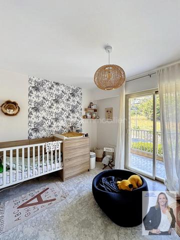 Dans une résidence de standing, parfaitement entretenue et nichée dans un environnement privilégié, découvrez ce superbe appartement de 83,42m² (loi carrez) offrant un cadre de vie exceptionnel.

L'appartement se compose d'un vaste salon-séjour baigné de lumière, ouvert sur une grande terrasse de 60m2 permettant de profiter pleinement d'une magnifique vue sur la mer. La cuisine indépendante est fonctionnelle et complétée par une buanderie très pratique.
L'espace nuit comprend deux belles chambres, une salle de bain ainsi qu'une salle d'eau, offrant un confort optimal au quotidien.

Ce bien est complété par une cave de 10m2 et un box fermé de 14,71m2 véritables atouts pour le rangement et le stationnement.
La résidence séduit par ses prestations de qualité, ses espaces verts soigneusement entretenus et sa grande piscine, véritable invitation à la détente.
Un appartement rare, alliant confort, élégance et qualité de vie, idéal pour une résidence principale comme pour un pied-à-terre de prestige.

Les points forts :
83,42m² habitables
2 chambres
Salle de bain et salle d'eau
Grand salon-séjour lumineux
Belle terrasse d'angle de 60m2 avec vue mer et esterel
Cuisine et buanderie
Cave
Box fermé
Résidence de standing
Grande piscine
Environnement calme et recherché
__________________________________________________________________________

Set within a prestigious and impeccably maintained residence in a highly sought-after location, this superb 83 sqm apartment offers an exceptional living environment.
The property features a spacious and light-filled living and dining room opening onto a large corner terrace, where you can fully enjoy breathtaking views of the Mediterranean Sea and the Esterel hills. The separate kitchen is functional and complemented by a convenient utility/laundry room.
The sleeping area comprises two beautiful bedrooms, a bathroom, and a shower room, ensuring optimal comfort for everyday living.

The apartment also benefits from a private cellar and a closed garage, providing valuable storage space and secure parking.
The residence stands out for its high-quality amenities, beautifully landscaped grounds, and a large swimming pool, creating a true haven of relaxation.

A rare opportunity combining comfort, elegance, and quality of life, ideal as a primary residence or a prestigious holiday home on the French Riviera.