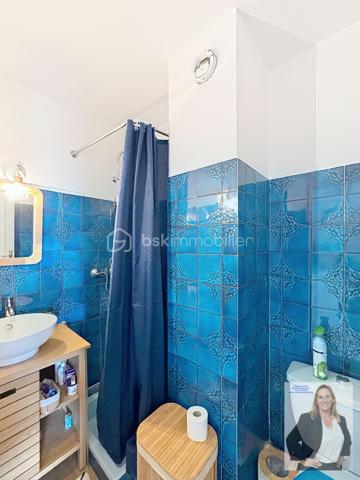 Dans une résidence de standing, parfaitement entretenue et nichée dans un environnement privilégié, découvrez ce superbe appartement de 83,42m² (loi carrez) offrant un cadre de vie exceptionnel.

L'appartement se compose d'un vaste salon-séjour baigné de lumière, ouvert sur une grande terrasse de 60m2 permettant de profiter pleinement d'une magnifique vue sur la mer. La cuisine indépendante est fonctionnelle et complétée par une buanderie très pratique.
L'espace nuit comprend deux belles chambres, une salle de bain ainsi qu'une salle d'eau, offrant un confort optimal au quotidien.

Ce bien est complété par une cave de 10m2 et un box fermé de 14,71m2 véritables atouts pour le rangement et le stationnement.
La résidence séduit par ses prestations de qualité, ses espaces verts soigneusement entretenus et sa grande piscine, véritable invitation à la détente.
Un appartement rare, alliant confort, élégance et qualité de vie, idéal pour une résidence principale comme pour un pied-à-terre de prestige.

Les points forts :
83,42m² habitables
2 chambres
Salle de bain et salle d'eau
Grand salon-séjour lumineux
Belle terrasse d'angle de 60m2 avec vue mer et esterel
Cuisine et buanderie
Cave
Box fermé
Résidence de standing
Grande piscine
Environnement calme et recherché
__________________________________________________________________________

Set within a prestigious and impeccably maintained residence in a highly sought-after location, this superb 83 sqm apartment offers an exceptional living environment.
The property features a spacious and light-filled living and dining room opening onto a large corner terrace, where you can fully enjoy breathtaking views of the Mediterranean Sea and the Esterel hills. The separate kitchen is functional and complemented by a convenient utility/laundry room.
The sleeping area comprises two beautiful bedrooms, a bathroom, and a shower room, ensuring optimal comfort for everyday living.

The apartment also benefits from a private cellar and a closed garage, providing valuable storage space and secure parking.
The residence stands out for its high-quality amenities, beautifully landscaped grounds, and a large swimming pool, creating a true haven of relaxation.

A rare opportunity combining comfort, elegance, and quality of life, ideal as a primary residence or a prestigious holiday home on the French Riviera.