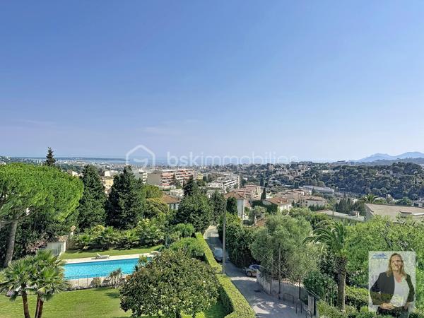 Dans une résidence de standing, parfaitement entretenue et nichée dans un environnement privilégié, découvrez ce superbe appartement de 83,42m² (loi carrez) offrant un cadre de vie exceptionnel.

L'appartement se compose d'un vaste salon-séjour baigné de lumière, ouvert sur une grande terrasse de 60m2 permettant de profiter pleinement d'une magnifique vue sur la mer. La cuisine indépendante est fonctionnelle et complétée par une buanderie très pratique.
L'espace nuit comprend deux belles chambres, une salle de bain ainsi qu'une salle d'eau, offrant un confort optimal au quotidien.

Ce bien est complété par une cave de 10m2 et un box fermé de 14,71m2 véritables atouts pour le rangement et le stationnement.
La résidence séduit par ses prestations de qualité, ses espaces verts soigneusement entretenus et sa grande piscine, véritable invitation à la détente.
Un appartement rare, alliant confort, élégance et qualité de vie, idéal pour une résidence principale comme pour un pied-à-terre de prestige.

Les points forts :
83,42m² habitables
2 chambres
Salle de bain et salle d'eau
Grand salon-séjour lumineux
Belle terrasse d'angle de 60m2 avec vue mer et esterel
Cuisine et buanderie
Cave
Box fermé
Résidence de standing
Grande piscine
Environnement calme et recherché
__________________________________________________________________________

Set within a prestigious and impeccably maintained residence in a highly sought-after location, this superb 83 sqm apartment offers an exceptional living environment.
The property features a spacious and light-filled living and dining room opening onto a large corner terrace, where you can fully enjoy breathtaking views of the Mediterranean Sea and the Esterel hills. The separate kitchen is functional and complemented by a convenient utility/laundry room.
The sleeping area comprises two beautiful bedrooms, a bathroom, and a shower room, ensuring optimal comfort for everyday living.

The apartment also benefits from a private cellar and a closed garage, providing valuable storage space and secure parking.
The residence stands out for its high-quality amenities, beautifully landscaped grounds, and a large swimming pool, creating a true haven of relaxation.

A rare opportunity combining comfort, elegance, and quality of life, ideal as a primary residence or a prestigious holiday home on the French Riviera.
