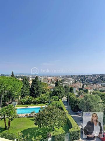 Dans une résidence de standing, parfaitement entretenue et nichée dans un environnement privilégié, découvrez ce superbe appartement de 83,42m² (loi carrez) offrant un cadre de vie exceptionnel.

L'appartement se compose d'un vaste salon-séjour baigné de lumière, ouvert sur une grande terrasse de 60m2 permettant de profiter pleinement d'une magnifique vue sur la mer. La cuisine indépendante est fonctionnelle et complétée par une buanderie très pratique.
L'espace nuit comprend deux belles chambres, une salle de bain ainsi qu'une salle d'eau, offrant un confort optimal au quotidien.

Ce bien est complété par une cave de 10m2 et un box fermé de 14,71m2 véritables atouts pour le rangement et le stationnement.
La résidence séduit par ses prestations de qualité, ses espaces verts soigneusement entretenus et sa grande piscine, véritable invitation à la détente.
Un appartement rare, alliant confort, élégance et qualité de vie, idéal pour une résidence principale comme pour un pied-à-terre de prestige.

Les points forts :
83,42m² habitables
2 chambres
Salle de bain et salle d'eau
Grand salon-séjour lumineux
Belle terrasse d'angle de 60m2 avec vue mer et esterel
Cuisine et buanderie
Cave
Box fermé
Résidence de standing
Grande piscine
Environnement calme et recherché
__________________________________________________________________________

Set within a prestigious and impeccably maintained residence in a highly sought-after location, this superb 83 sqm apartment offers an exceptional living environment.
The property features a spacious and light-filled living and dining room opening onto a large corner terrace, where you can fully enjoy breathtaking views of the Mediterranean Sea and the Esterel hills. The separate kitchen is functional and complemented by a convenient utility/laundry room.
The sleeping area comprises two beautiful bedrooms, a bathroom, and a shower room, ensuring optimal comfort for everyday living.

The apartment also benefits from a private cellar and a closed garage, providing valuable storage space and secure parking.
The residence stands out for its high-quality amenities, beautifully landscaped grounds, and a large swimming pool, creating a true haven of relaxation.

A rare opportunity combining comfort, elegance, and quality of life, ideal as a primary residence or a prestigious holiday home on the French Riviera.