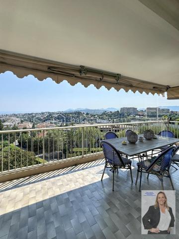 Dans une résidence de standing, parfaitement entretenue et nichée dans un environnement privilégié, découvrez ce superbe appartement de 83,42m² (loi carrez) offrant un cadre de vie exceptionnel.

L'appartement se compose d'un vaste salon-séjour baigné de lumière, ouvert sur une grande terrasse de 60m2 permettant de profiter pleinement d'une magnifique vue sur la mer. La cuisine indépendante est fonctionnelle et complétée par une buanderie très pratique.
L'espace nuit comprend deux belles chambres, une salle de bain ainsi qu'une salle d'eau, offrant un confort optimal au quotidien.

Ce bien est complété par une cave de 10m2 et un box fermé de 14,71m2 véritables atouts pour le rangement et le stationnement.
La résidence séduit par ses prestations de qualité, ses espaces verts soigneusement entretenus et sa grande piscine, véritable invitation à la détente.
Un appartement rare, alliant confort, élégance et qualité de vie, idéal pour une résidence principale comme pour un pied-à-terre de prestige.

Les points forts :
83,42m² habitables
2 chambres
Salle de bain et salle d'eau
Grand salon-séjour lumineux
Belle terrasse d'angle de 60m2 avec vue mer et esterel
Cuisine et buanderie
Cave
Box fermé
Résidence de standing
Grande piscine
Environnement calme et recherché
__________________________________________________________________________

Set within a prestigious and impeccably maintained residence in a highly sought-after location, this superb 83 sqm apartment offers an exceptional living environment.
The property features a spacious and light-filled living and dining room opening onto a large corner terrace, where you can fully enjoy breathtaking views of the Mediterranean Sea and the Esterel hills. The separate kitchen is functional and complemented by a convenient utility/laundry room.
The sleeping area comprises two beautiful bedrooms, a bathroom, and a shower room, ensuring optimal comfort for everyday living.

The apartment also benefits from a private cellar and a closed garage, providing valuable storage space and secure parking.
The residence stands out for its high-quality amenities, beautifully landscaped grounds, and a large swimming pool, creating a true haven of relaxation.

A rare opportunity combining comfort, elegance, and quality of life, ideal as a primary residence or a prestigious holiday home on the French Riviera.