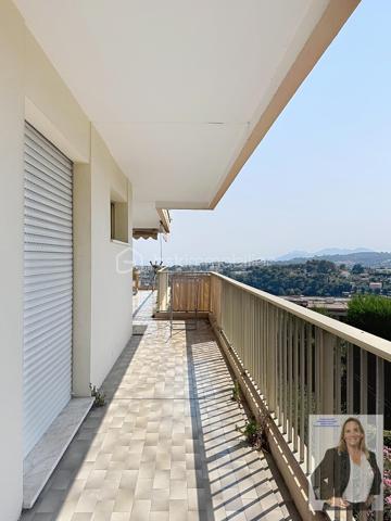Dans une résidence de standing, parfaitement entretenue et nichée dans un environnement privilégié, découvrez ce superbe appartement de 83,42m² (loi carrez) offrant un cadre de vie exceptionnel.

L'appartement se compose d'un vaste salon-séjour baigné de lumière, ouvert sur une grande terrasse de 60m2 permettant de profiter pleinement d'une magnifique vue sur la mer. La cuisine indépendante est fonctionnelle et complétée par une buanderie très pratique.
L'espace nuit comprend deux belles chambres, une salle de bain ainsi qu'une salle d'eau, offrant un confort optimal au quotidien.

Ce bien est complété par une cave de 10m2 et un box fermé de 14,71m2 véritables atouts pour le rangement et le stationnement.
La résidence séduit par ses prestations de qualité, ses espaces verts soigneusement entretenus et sa grande piscine, véritable invitation à la détente.
Un appartement rare, alliant confort, élégance et qualité de vie, idéal pour une résidence principale comme pour un pied-à-terre de prestige.

Les points forts :
83,42m² habitables
2 chambres
Salle de bain et salle d'eau
Grand salon-séjour lumineux
Belle terrasse d'angle de 60m2 avec vue mer et esterel
Cuisine et buanderie
Cave
Box fermé
Résidence de standing
Grande piscine
Environnement calme et recherché
__________________________________________________________________________

Set within a prestigious and impeccably maintained residence in a highly sought-after location, this superb 83 sqm apartment offers an exceptional living environment.
The property features a spacious and light-filled living and dining room opening onto a large corner terrace, where you can fully enjoy breathtaking views of the Mediterranean Sea and the Esterel hills. The separate kitchen is functional and complemented by a convenient utility/laundry room.
The sleeping area comprises two beautiful bedrooms, a bathroom, and a shower room, ensuring optimal comfort for everyday living.

The apartment also benefits from a private cellar and a closed garage, providing valuable storage space and secure parking.
The residence stands out for its high-quality amenities, beautifully landscaped grounds, and a large swimming pool, creating a true haven of relaxation.

A rare opportunity combining comfort, elegance, and quality of life, ideal as a primary residence or a prestigious holiday home on the French Riviera.