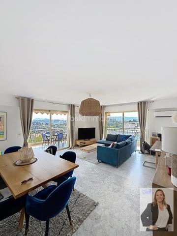 Dans une résidence de standing, parfaitement entretenue et nichée dans un environnement privilégié, découvrez ce superbe appartement de 83,42m² (loi carrez) offrant un cadre de vie exceptionnel.

L'appartement se compose d'un vaste salon-séjour baigné de lumière, ouvert sur une grande terrasse de 60m2 permettant de profiter pleinement d'une magnifique vue sur la mer. La cuisine indépendante est fonctionnelle et complétée par une buanderie très pratique.
L'espace nuit comprend deux belles chambres, une salle de bain ainsi qu'une salle d'eau, offrant un confort optimal au quotidien.

Ce bien est complété par une cave de 10m2 et un box fermé de 14,71m2 véritables atouts pour le rangement et le stationnement.
La résidence séduit par ses prestations de qualité, ses espaces verts soigneusement entretenus et sa grande piscine, véritable invitation à la détente.
Un appartement rare, alliant confort, élégance et qualité de vie, idéal pour une résidence principale comme pour un pied-à-terre de prestige.

Les points forts :
83,42m² habitables
2 chambres
Salle de bain et salle d'eau
Grand salon-séjour lumineux
Belle terrasse d'angle de 60m2 avec vue mer et esterel
Cuisine et buanderie
Cave
Box fermé
Résidence de standing
Grande piscine
Environnement calme et recherché
__________________________________________________________________________

Set within a prestigious and impeccably maintained residence in a highly sought-after location, this superb 83 sqm apartment offers an exceptional living environment.
The property features a spacious and light-filled living and dining room opening onto a large corner terrace, where you can fully enjoy breathtaking views of the Mediterranean Sea and the Esterel hills. The separate kitchen is functional and complemented by a convenient utility/laundry room.
The sleeping area comprises two beautiful bedrooms, a bathroom, and a shower room, ensuring optimal comfort for everyday living.

The apartment also benefits from a private cellar and a closed garage, providing valuable storage space and secure parking.
The residence stands out for its high-quality amenities, beautifully landscaped grounds, and a large swimming pool, creating a true haven of relaxation.

A rare opportunity combining comfort, elegance, and quality of life, ideal as a primary residence or a prestigious holiday home on the French Riviera.