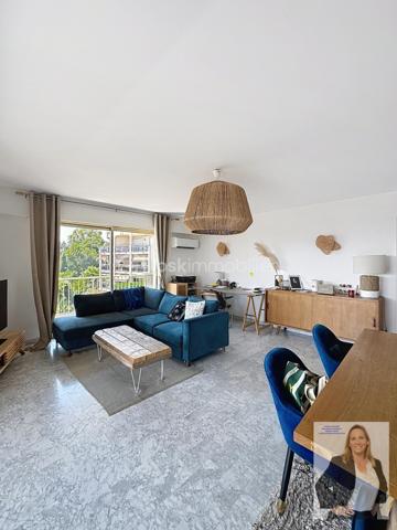 Dans une résidence de standing, parfaitement entretenue et nichée dans un environnement privilégié, découvrez ce superbe appartement de 83,42m² (loi carrez) offrant un cadre de vie exceptionnel.

L'appartement se compose d'un vaste salon-séjour baigné de lumière, ouvert sur une grande terrasse de 60m2 permettant de profiter pleinement d'une magnifique vue sur la mer. La cuisine indépendante est fonctionnelle et complétée par une buanderie très pratique.
L'espace nuit comprend deux belles chambres, une salle de bain ainsi qu'une salle d'eau, offrant un confort optimal au quotidien.

Ce bien est complété par une cave de 10m2 et un box fermé de 14,71m2 véritables atouts pour le rangement et le stationnement.
La résidence séduit par ses prestations de qualité, ses espaces verts soigneusement entretenus et sa grande piscine, véritable invitation à la détente.
Un appartement rare, alliant confort, élégance et qualité de vie, idéal pour une résidence principale comme pour un pied-à-terre de prestige.

Les points forts :
83,42m² habitables
2 chambres
Salle de bain et salle d'eau
Grand salon-séjour lumineux
Belle terrasse d'angle de 60m2 avec vue mer et esterel
Cuisine et buanderie
Cave
Box fermé
Résidence de standing
Grande piscine
Environnement calme et recherché
__________________________________________________________________________

Set within a prestigious and impeccably maintained residence in a highly sought-after location, this superb 83 sqm apartment offers an exceptional living environment.
The property features a spacious and light-filled living and dining room opening onto a large corner terrace, where you can fully enjoy breathtaking views of the Mediterranean Sea and the Esterel hills. The separate kitchen is functional and complemented by a convenient utility/laundry room.
The sleeping area comprises two beautiful bedrooms, a bathroom, and a shower room, ensuring optimal comfort for everyday living.

The apartment also benefits from a private cellar and a closed garage, providing valuable storage space and secure parking.
The residence stands out for its high-quality amenities, beautifully landscaped grounds, and a large swimming pool, creating a true haven of relaxation.

A rare opportunity combining comfort, elegance, and quality of life, ideal as a primary residence or a prestigious holiday home on the French Riviera.