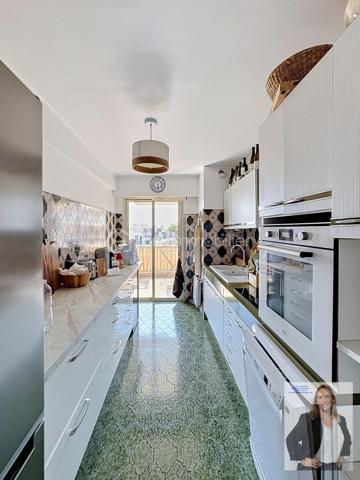 Dans une résidence de standing, parfaitement entretenue et nichée dans un environnement privilégié, découvrez ce superbe appartement de 83,42m² (loi carrez) offrant un cadre de vie exceptionnel.

L'appartement se compose d'un vaste salon-séjour baigné de lumière, ouvert sur une grande terrasse de 60m2 permettant de profiter pleinement d'une magnifique vue sur la mer. La cuisine indépendante est fonctionnelle et complétée par une buanderie très pratique.
L'espace nuit comprend deux belles chambres, une salle de bain ainsi qu'une salle d'eau, offrant un confort optimal au quotidien.

Ce bien est complété par une cave de 10m2 et un box fermé de 14,71m2 véritables atouts pour le rangement et le stationnement.
La résidence séduit par ses prestations de qualité, ses espaces verts soigneusement entretenus et sa grande piscine, véritable invitation à la détente.
Un appartement rare, alliant confort, élégance et qualité de vie, idéal pour une résidence principale comme pour un pied-à-terre de prestige.

Les points forts :
83,42m² habitables
2 chambres
Salle de bain et salle d'eau
Grand salon-séjour lumineux
Belle terrasse d'angle de 60m2 avec vue mer et esterel
Cuisine et buanderie
Cave
Box fermé
Résidence de standing
Grande piscine
Environnement calme et recherché
__________________________________________________________________________

Set within a prestigious and impeccably maintained residence in a highly sought-after location, this superb 83 sqm apartment offers an exceptional living environment.
The property features a spacious and light-filled living and dining room opening onto a large corner terrace, where you can fully enjoy breathtaking views of the Mediterranean Sea and the Esterel hills. The separate kitchen is functional and complemented by a convenient utility/laundry room.
The sleeping area comprises two beautiful bedrooms, a bathroom, and a shower room, ensuring optimal comfort for everyday living.

The apartment also benefits from a private cellar and a closed garage, providing valuable storage space and secure parking.
The residence stands out for its high-quality amenities, beautifully landscaped grounds, and a large swimming pool, creating a true haven of relaxation.

A rare opportunity combining comfort, elegance, and quality of life, ideal as a primary residence or a prestigious holiday home on the French Riviera.