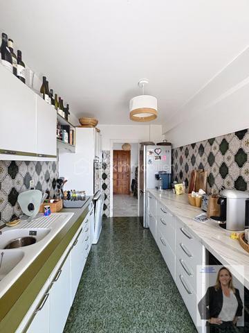 Dans une résidence de standing, parfaitement entretenue et nichée dans un environnement privilégié, découvrez ce superbe appartement de 83,42m² (loi carrez) offrant un cadre de vie exceptionnel.

L'appartement se compose d'un vaste salon-séjour baigné de lumière, ouvert sur une grande terrasse de 60m2 permettant de profiter pleinement d'une magnifique vue sur la mer. La cuisine indépendante est fonctionnelle et complétée par une buanderie très pratique.
L'espace nuit comprend deux belles chambres, une salle de bain ainsi qu'une salle d'eau, offrant un confort optimal au quotidien.

Ce bien est complété par une cave de 10m2 et un box fermé de 14,71m2 véritables atouts pour le rangement et le stationnement.
La résidence séduit par ses prestations de qualité, ses espaces verts soigneusement entretenus et sa grande piscine, véritable invitation à la détente.
Un appartement rare, alliant confort, élégance et qualité de vie, idéal pour une résidence principale comme pour un pied-à-terre de prestige.

Les points forts :
83,42m² habitables
2 chambres
Salle de bain et salle d'eau
Grand salon-séjour lumineux
Belle terrasse d'angle de 60m2 avec vue mer et esterel
Cuisine et buanderie
Cave
Box fermé
Résidence de standing
Grande piscine
Environnement calme et recherché
__________________________________________________________________________

Set within a prestigious and impeccably maintained residence in a highly sought-after location, this superb 83 sqm apartment offers an exceptional living environment.
The property features a spacious and light-filled living and dining room opening onto a large corner terrace, where you can fully enjoy breathtaking views of the Mediterranean Sea and the Esterel hills. The separate kitchen is functional and complemented by a convenient utility/laundry room.
The sleeping area comprises two beautiful bedrooms, a bathroom, and a shower room, ensuring optimal comfort for everyday living.

The apartment also benefits from a private cellar and a closed garage, providing valuable storage space and secure parking.
The residence stands out for its high-quality amenities, beautifully landscaped grounds, and a large swimming pool, creating a true haven of relaxation.

A rare opportunity combining comfort, elegance, and quality of life, ideal as a primary residence or a prestigious holiday home on the French Riviera.