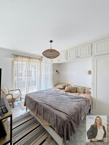 Dans une résidence de standing, parfaitement entretenue et nichée dans un environnement privilégié, découvrez ce superbe appartement de 83,42m² (loi carrez) offrant un cadre de vie exceptionnel.

L'appartement se compose d'un vaste salon-séjour baigné de lumière, ouvert sur une grande terrasse de 60m2 permettant de profiter pleinement d'une magnifique vue sur la mer. La cuisine indépendante est fonctionnelle et complétée par une buanderie très pratique.
L'espace nuit comprend deux belles chambres, une salle de bain ainsi qu'une salle d'eau, offrant un confort optimal au quotidien.

Ce bien est complété par une cave de 10m2 et un box fermé de 14,71m2 véritables atouts pour le rangement et le stationnement.
La résidence séduit par ses prestations de qualité, ses espaces verts soigneusement entretenus et sa grande piscine, véritable invitation à la détente.
Un appartement rare, alliant confort, élégance et qualité de vie, idéal pour une résidence principale comme pour un pied-à-terre de prestige.

Les points forts :
83,42m² habitables
2 chambres
Salle de bain et salle d'eau
Grand salon-séjour lumineux
Belle terrasse d'angle de 60m2 avec vue mer et esterel
Cuisine et buanderie
Cave
Box fermé
Résidence de standing
Grande piscine
Environnement calme et recherché
__________________________________________________________________________

Set within a prestigious and impeccably maintained residence in a highly sought-after location, this superb 83 sqm apartment offers an exceptional living environment.
The property features a spacious and light-filled living and dining room opening onto a large corner terrace, where you can fully enjoy breathtaking views of the Mediterranean Sea and the Esterel hills. The separate kitchen is functional and complemented by a convenient utility/laundry room.
The sleeping area comprises two beautiful bedrooms, a bathroom, and a shower room, ensuring optimal comfort for everyday living.

The apartment also benefits from a private cellar and a closed garage, providing valuable storage space and secure parking.
The residence stands out for its high-quality amenities, beautifully landscaped grounds, and a large swimming pool, creating a true haven of relaxation.

A rare opportunity combining comfort, elegance, and quality of life, ideal as a primary residence or a prestigious holiday home on the French Riviera.