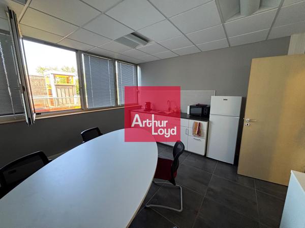 Bureaux à louer à Moirans 142 m² avec parking privatif
