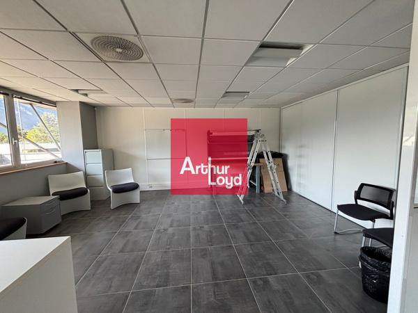 Bureaux à louer à Moirans 142 m² avec parking privatif