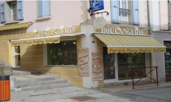 Mur, fond de commerce et appartement d'une superficie totale de 214m² au coeur du village