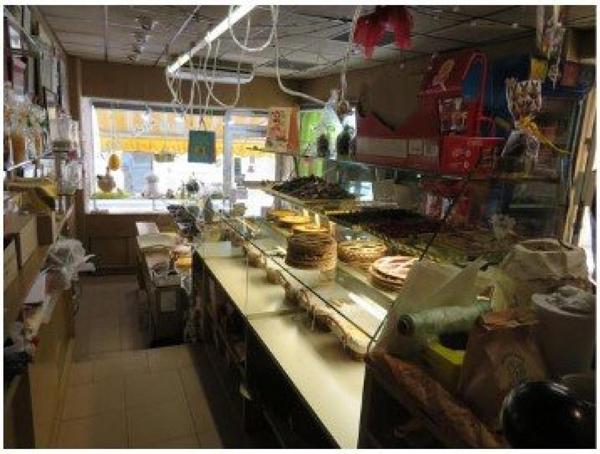 Mur, fond de commerce et appartement d'une superficie totale de 214m² au coeur du village