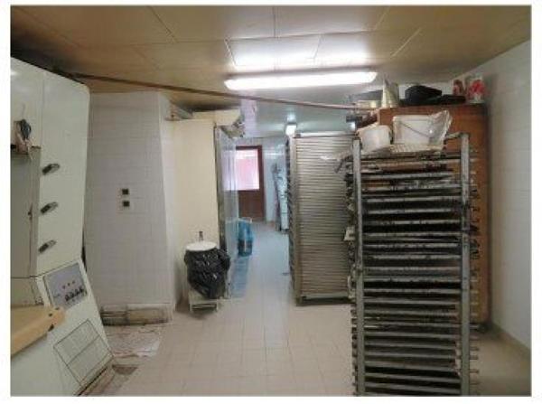 Mur, fond de commerce et appartement d'une superficie totale de 214m² au coeur du village