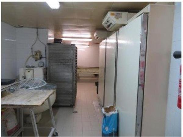 Mur, fond de commerce et appartement d'une superficie totale de 214m² au coeur du village