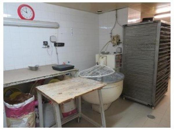 Mur, fond de commerce et appartement d'une superficie totale de 214m² au coeur du village