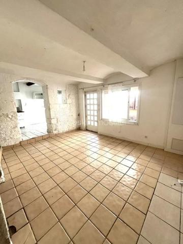lansargues Maison de village rénovée R+1 double vitrage clim étanchéite terrasse / R +1 salon cuisine cellier wc; etage ; deux chambres salle de bains .rangements sous combles.
Terrasse de 10 m2 .
Belle opportunité . classe energetique Cet A .
prix affiché 228000 euros honoraires charge vendeur.
Annonce rédigée sous responsabilité de g baraton inscrit rscac Montpellier N 450189 816/  renseignements / georisque /WWW.georisques .fr
g baraton 06 83 39 75 60 g.baraton@bsk immobilier.com