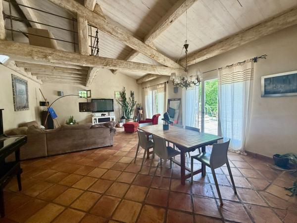 Maison familiale 5 pièces avec piscine, suite parentale et studios – Un bien rare et lumineux à découvrir sans tarder