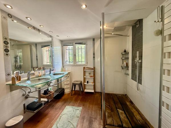 Maison familiale 5 pièces avec piscine, suite parentale et studios – Un bien rare et lumineux à découvrir sans tarder