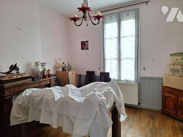 Maison à Vendre à Ernée (53500) en Mayenne (53), comprenant :
- au rez de chaussée : entrée, c...