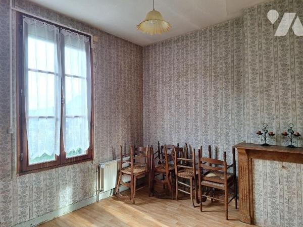 Maison à Vendre à Ernée (53500) en Mayenne (53), comprenant :
- au rez de chaussée : entrée, c...