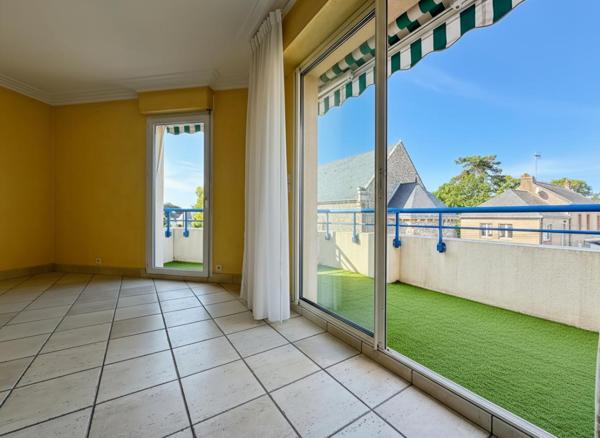 Appartement traversant avec 2 balcons et stationnement sous sol