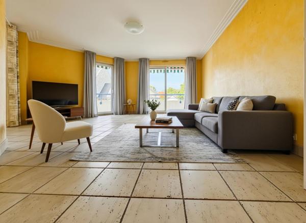 Appartement traversant avec 2 balcons et stationnement sous sol