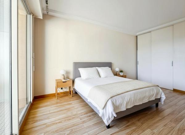 Appartement traversant avec 2 balcons et stationnement sous sol