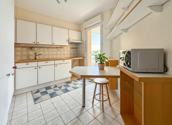 Appartement traversant avec 2 balcons et stationnement sous sol