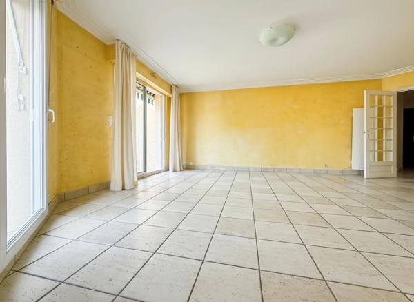 Appartement traversant avec 2 balcons et stationnement sous sol