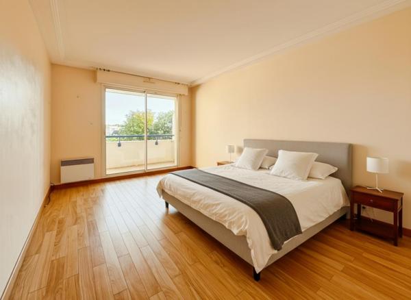 Appartement traversant avec 2 balcons et stationnement sous sol