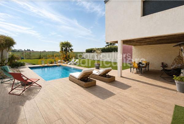 Vente
                Villa361 m² - 10 Pièces -
                    SAINT XANDRE (17138)