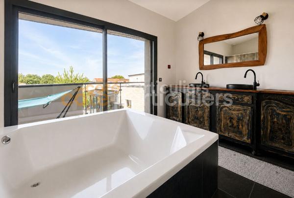 Vente
                Villa361 m² - 10 Pièces -
                    SAINT XANDRE (17138)