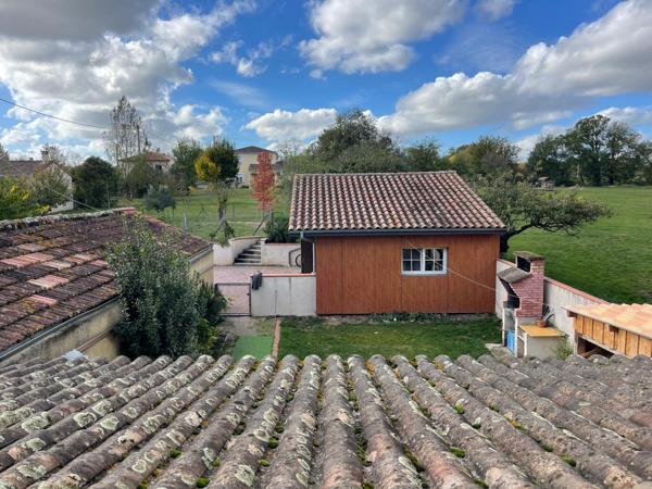 Maison de ville de type T3 bis avec bureau, garage, terrain clôturé + terrain constructible