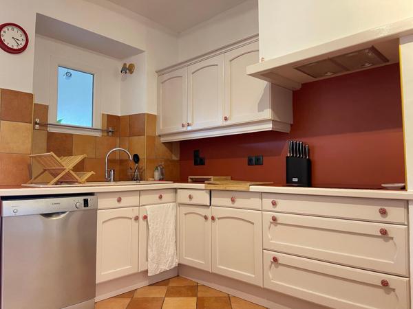 Maison de ville de type T3 bis avec bureau, garage, terrain clôturé + terrain constructible